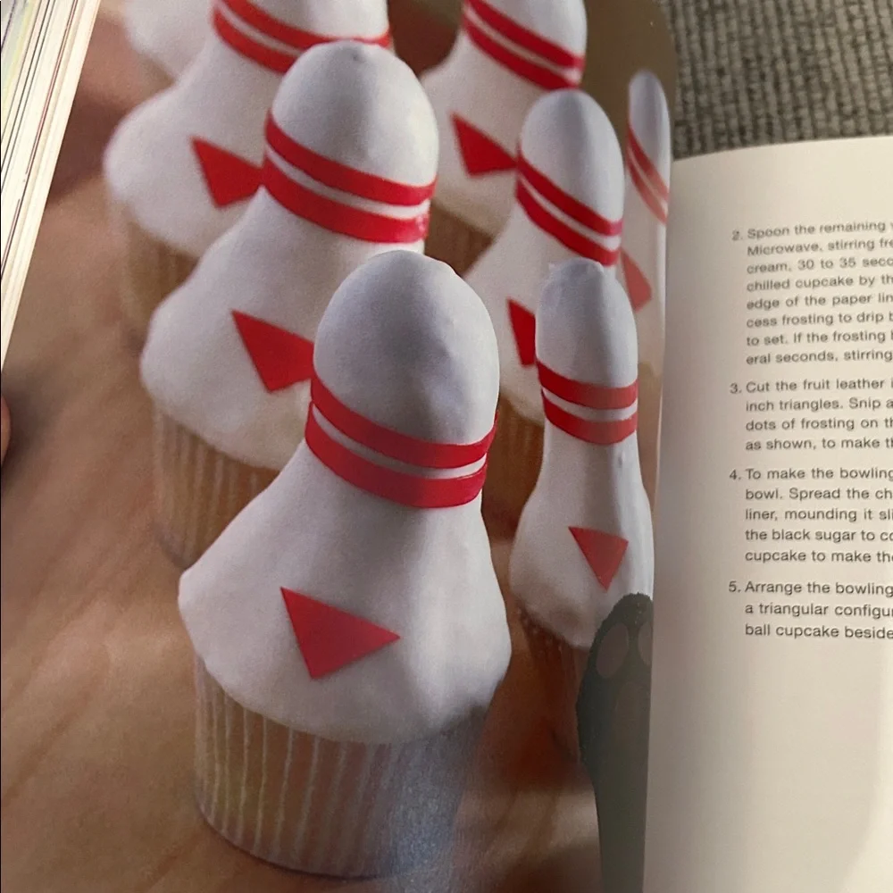 Hello, Cupcake! Baking Book - Creative Cupcake Designs dogs, penguin